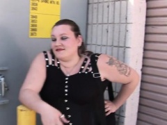 Nothing like watching this fat goth chick dish out her